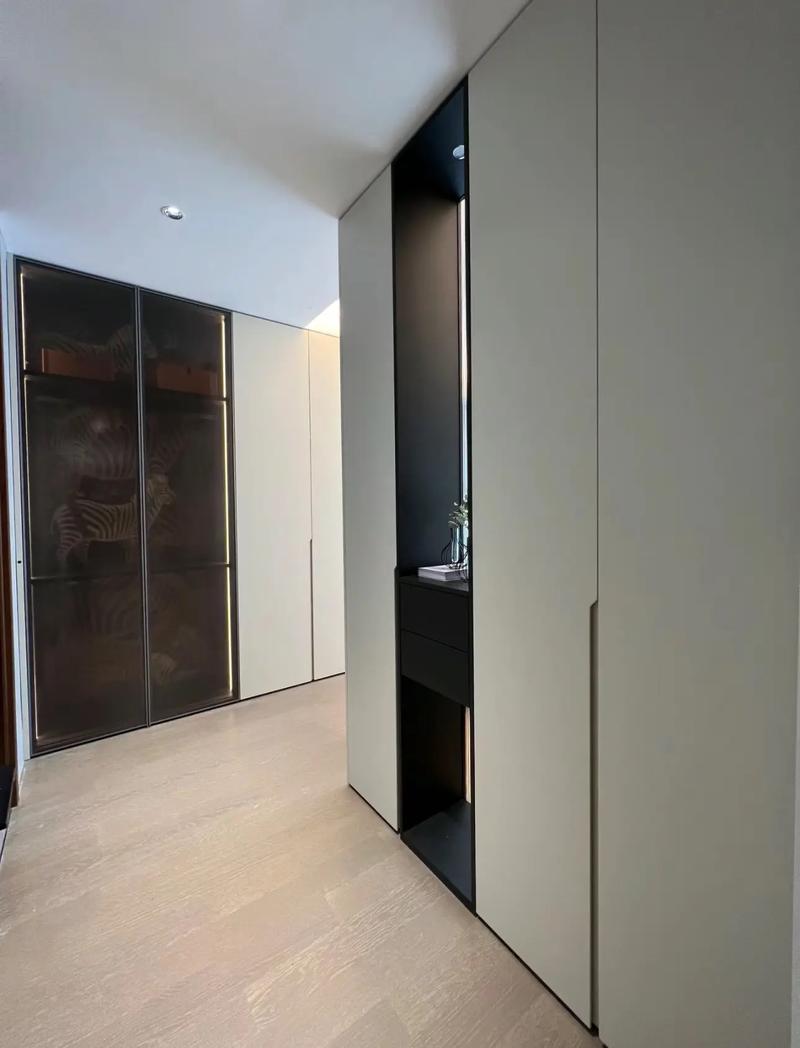 主臥衛生間正對床頭.玻璃隔斷床尾衣柜.創新的臥室設計,床頭